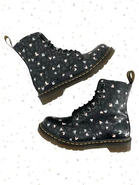 Dr. Martens Pascal Wild Hearts Printed Black Valentine Lover Boots 1460 Size 7